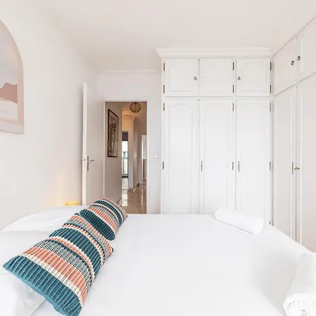 Large 2 Bdr Close To The Balcony & Garage Appartement *