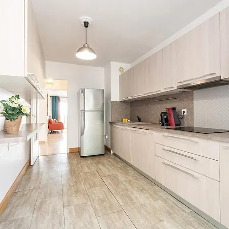 Large 2 Bdr Close To The Balcony & Garage Appartement Nice