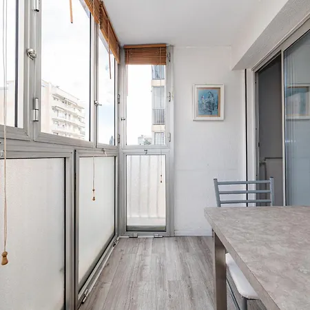 Large 2 Bdr Close To The Balcony & Garage Appartement