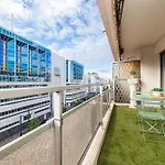 Large 2 Bdr Close To The Balcony & Garage Apartamento