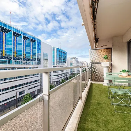 Large 2 Bdr Close To The Balcony & Garage Lejlighed